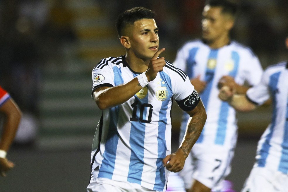 Almada comemora gol pela Argentina contra o Chile no Pré-Olímpico — Foto: AFP