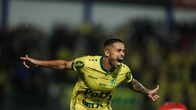 Dellatorre comemora gol do Mirassol contra o CRB, pela Série B