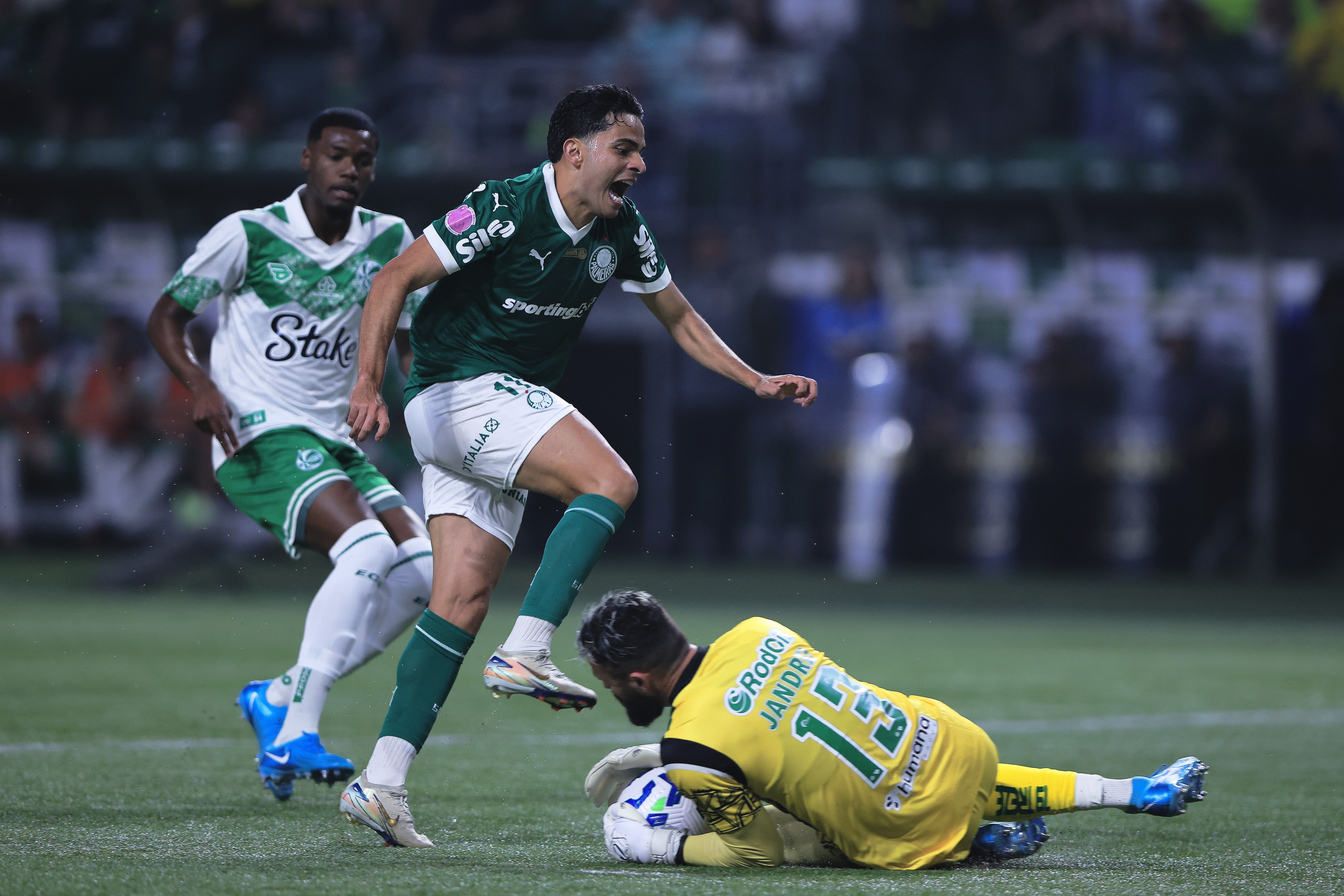 Palmeiras supera desfalques e brilha com vitória contundente em campo