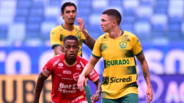 Marlon e Ryan disputam a bola em Cuiabá x Vila Nova-GO, na Arena Pantanal, pela Série B