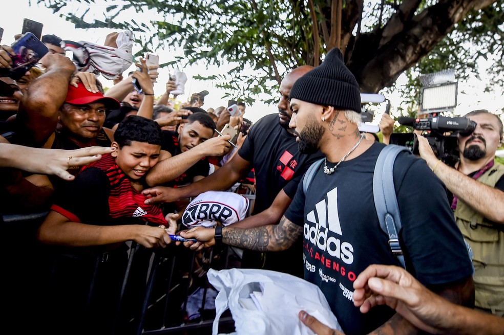 Gabigol tira fotos e dá autógrafos na chegada a Manaus — Foto: Divulgação