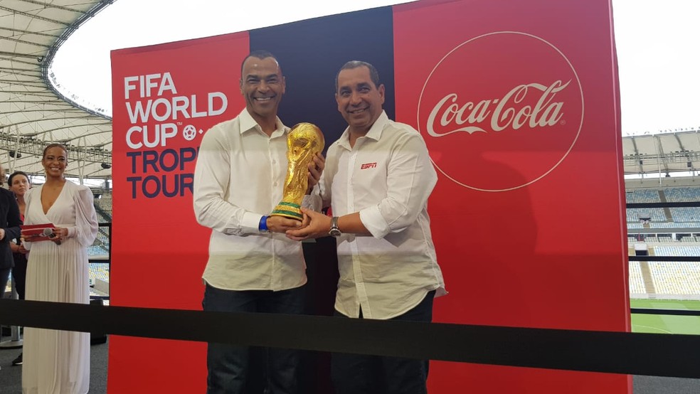 Cafu e Zinho durante evento da turnê da Taça da Copa do Mundo  — Foto: Rodrigo Lois