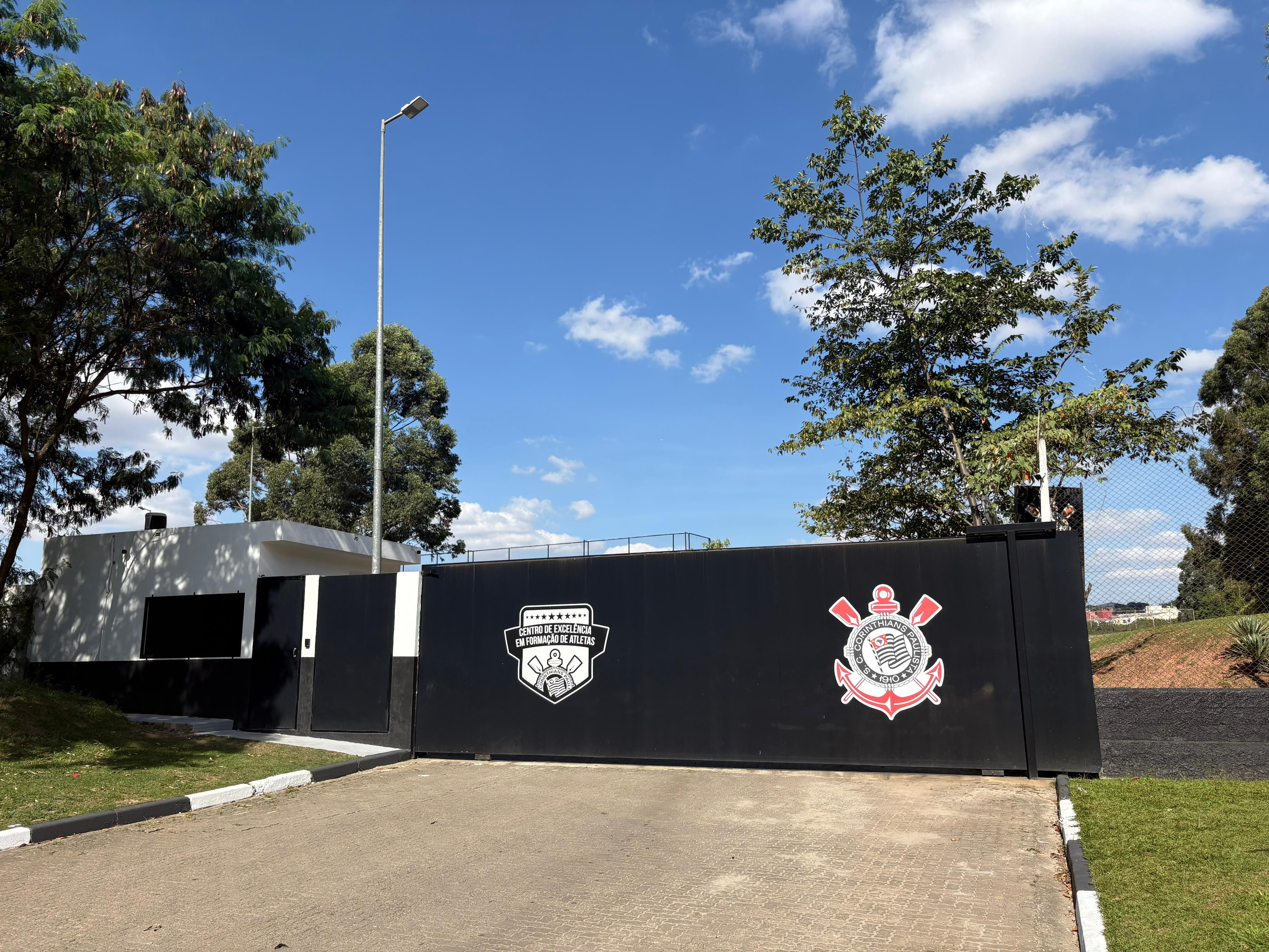 Torcedores de organizada cobram diretoria do Corinthians por denúncias na base.