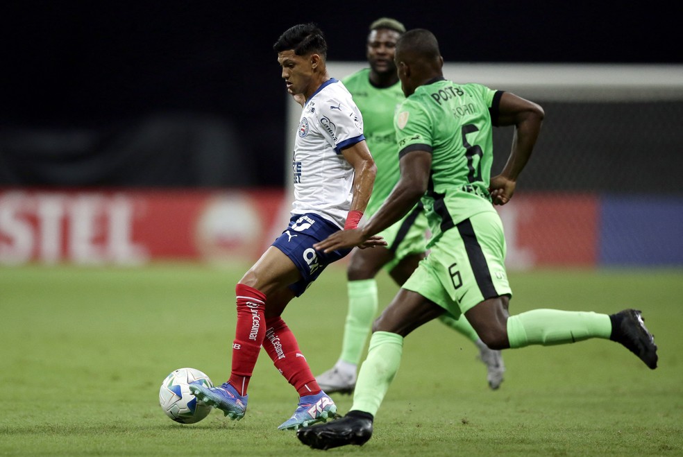 Erick Pulga Andres Roman Bahia Atlético Nacional Libertadores — Foto: Arisson Marinho/AFP