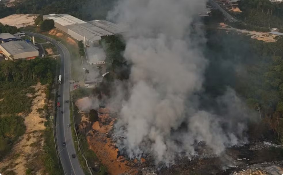 Inc&ecirc;ndio em vegeta&ccedil;&atilde;o continua com poucos focos ativos pela manh&atilde; ap&oacute;s se intensificar durante a noite em Manaus &mdash; Foto: William Duarte/Rede Amaz&ocirc;nica