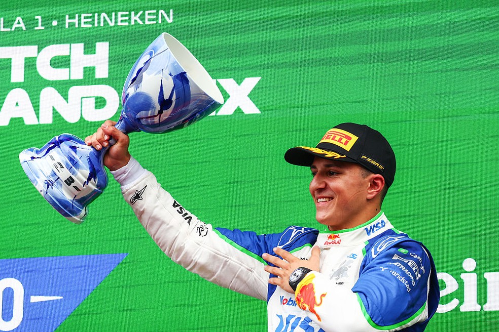 Isack Hadjar comemora terceiro lugar no GP da Holanda de F1 — Foto: Joe Portlock/Getty Images