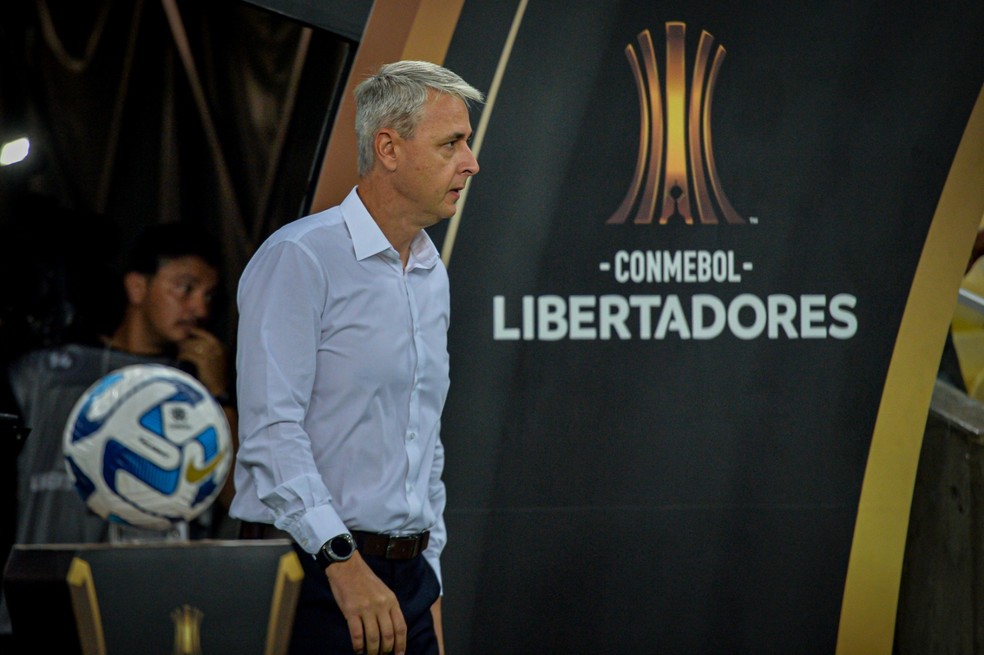 Tiago Nunes resolveu explorar o mercado sul-americano e dirige o Sporting Cristal � Foto: Divulga��o/Staff Images