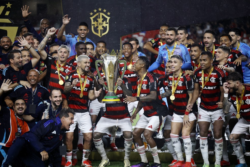Flamengo campe�o da Supercopa do Brasil Time com a ta�a � Foto: REUTERS/Adriano Machado