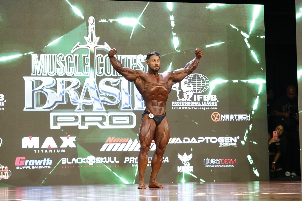 Ramon Dino em apresentação nas finais da Classic Physique do Mr. Olympia Brasil 2024 — Foto: Gustavo Tilio