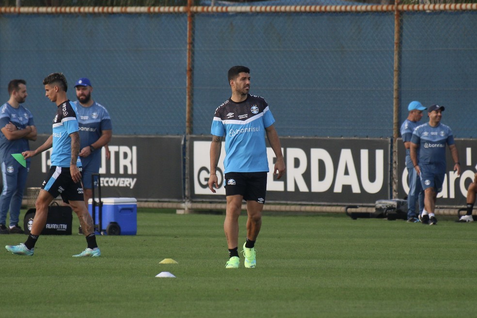 Ferreira e Suárez em treino do Grêmio — Foto: Gabriel Girardon