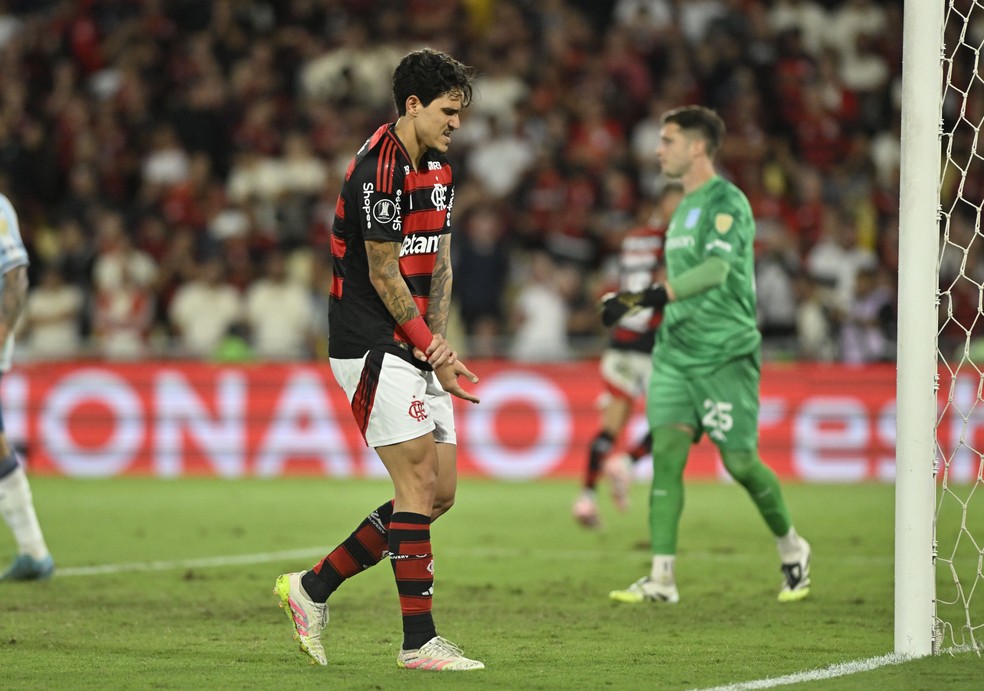 Pedro com dor na mo em Flamengo x Racing  Foto: Andr Duro