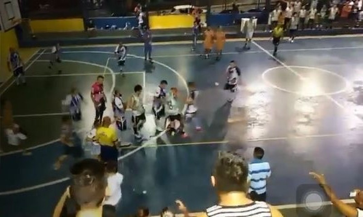 Imagens fortes: em final de futsal amador, jogador pisa na cabeça de rival  que estava caído; vídeo | am | ge