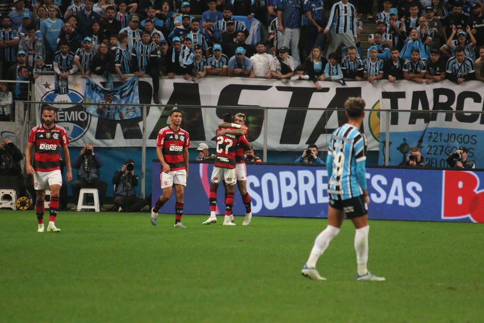 Gabigol e Bruno Henrique comemoram gol do Flamengo — Foto: João Victor Teixeira
