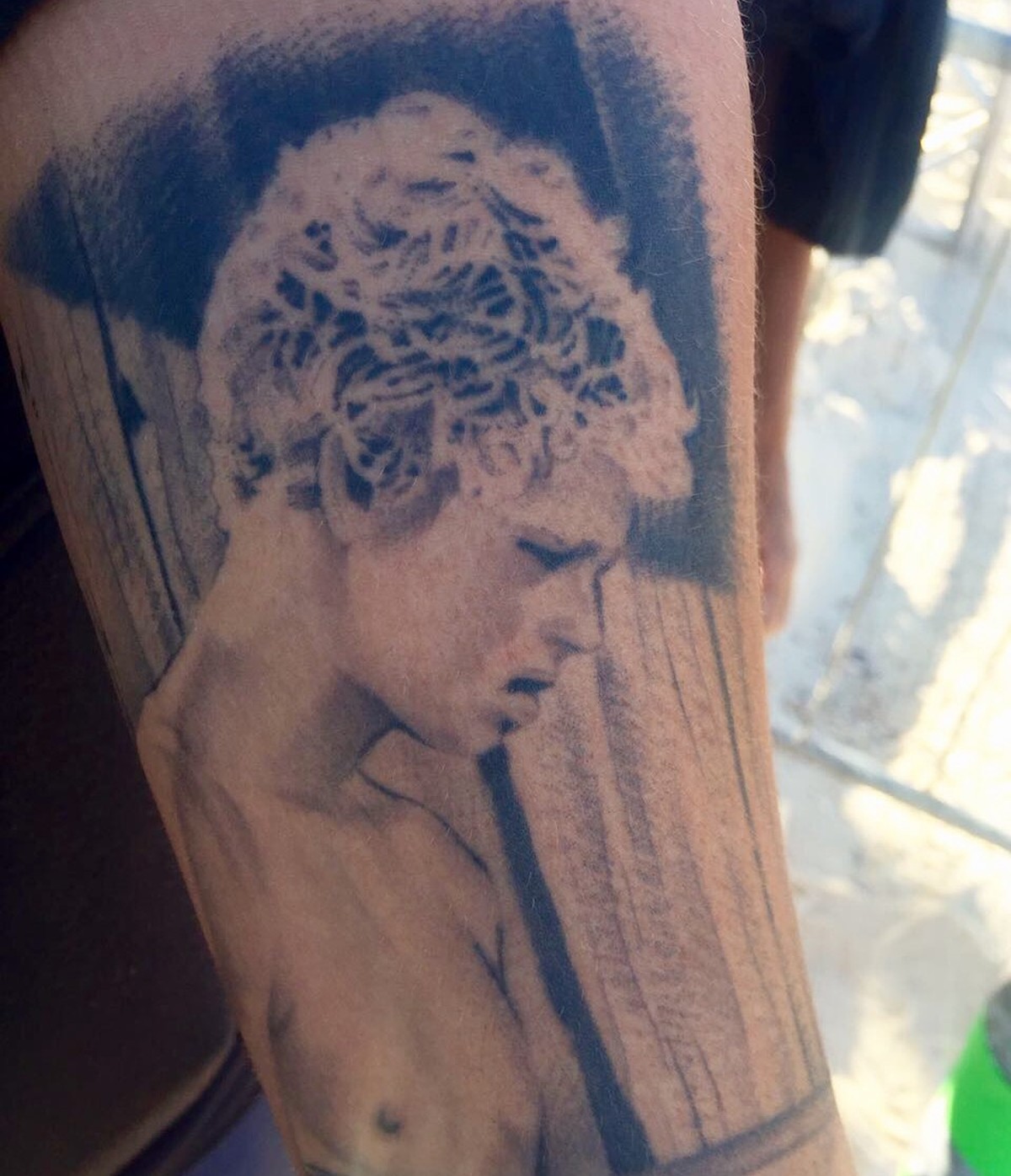 JJ Florence vai embora mais cedo e reencontra fã que tatuou seu rosto ...