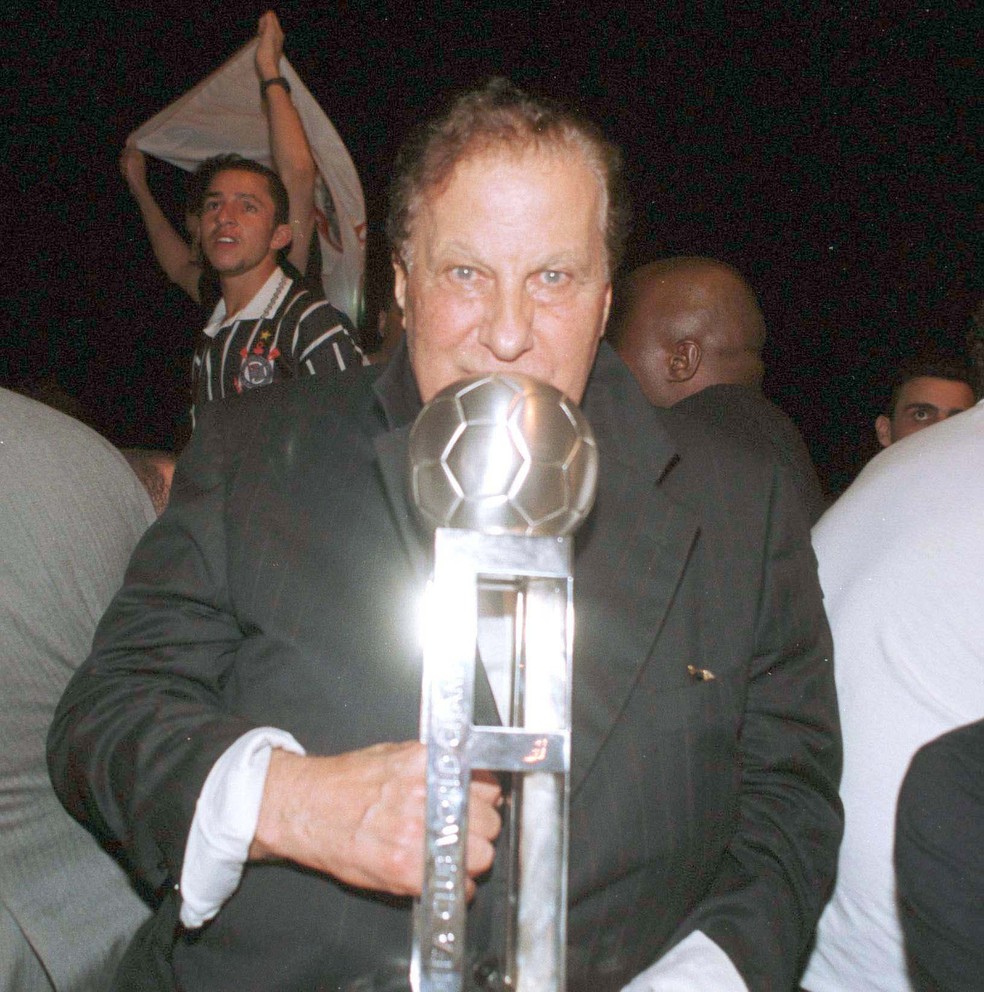 Alberto Dualib com a taça do Mundial de Clubes de 2000 — Foto: Eduardo Nicolau/Agência Estado