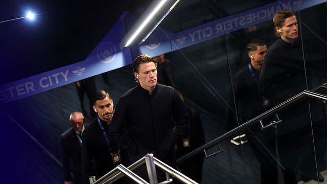 Scott McTominay na entrada do Etihad Stadium antes de Manchester City x Napoli