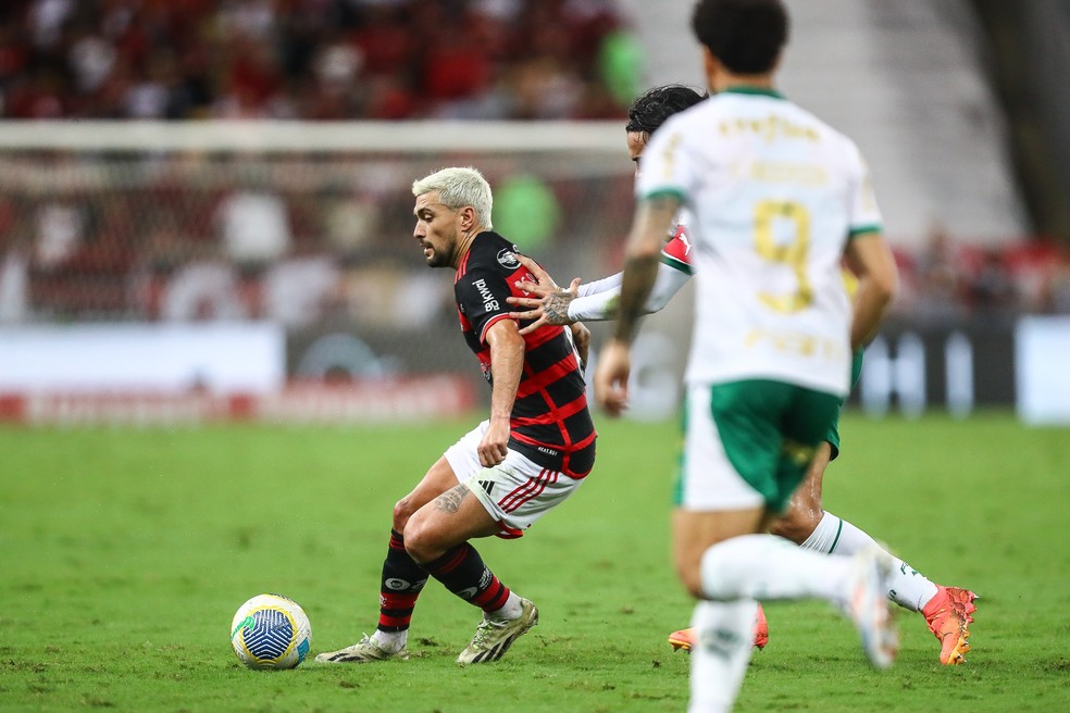Arrascaeta em ação pelo Flamengo contra o Palmeiras