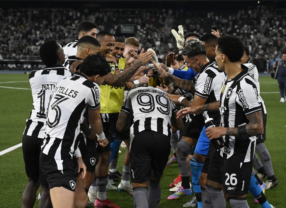 Jogadores do Botafogo fazem "corredor polonês" na despedida de Igor Jesus do Nilton Santos, em Botafogo x Ceará — Foto: André Durão