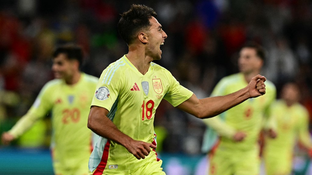 Zubimendi festeja gol da Espanha na final da Liga