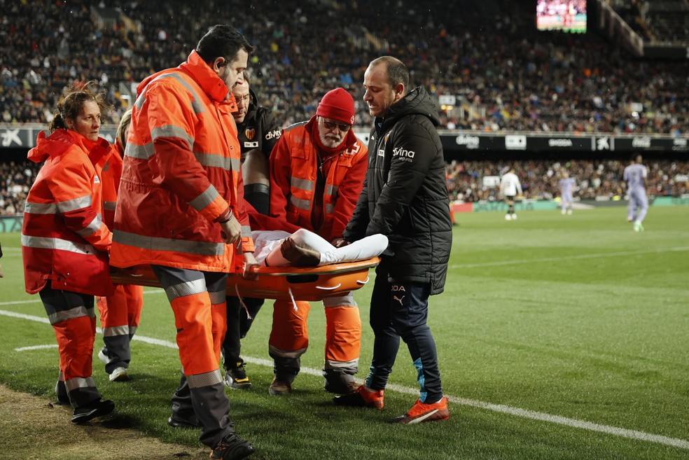 Diakhaby sai de maca por lesão no joelho em Valencia x Real Madrid pela La Liga — Foto: EFE / Biel Aliño