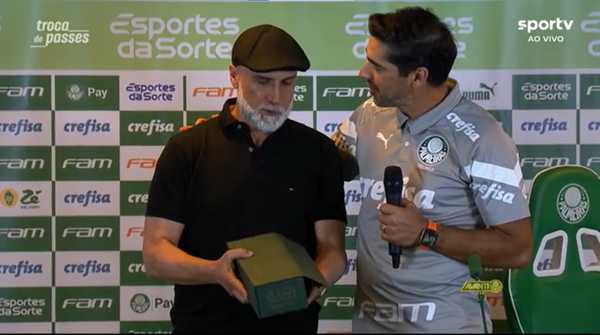 Abel Ferreira presenteia técnico do Vasco com vinho de edição limitada