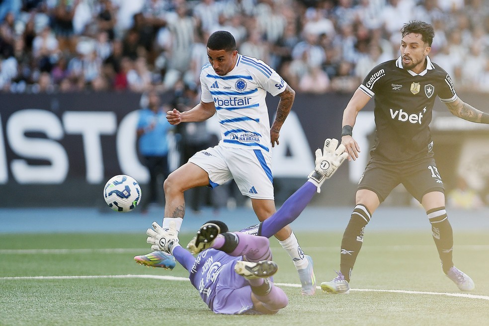 John não defende, e Christian marca para o Cruzeiro contra o Botafogo