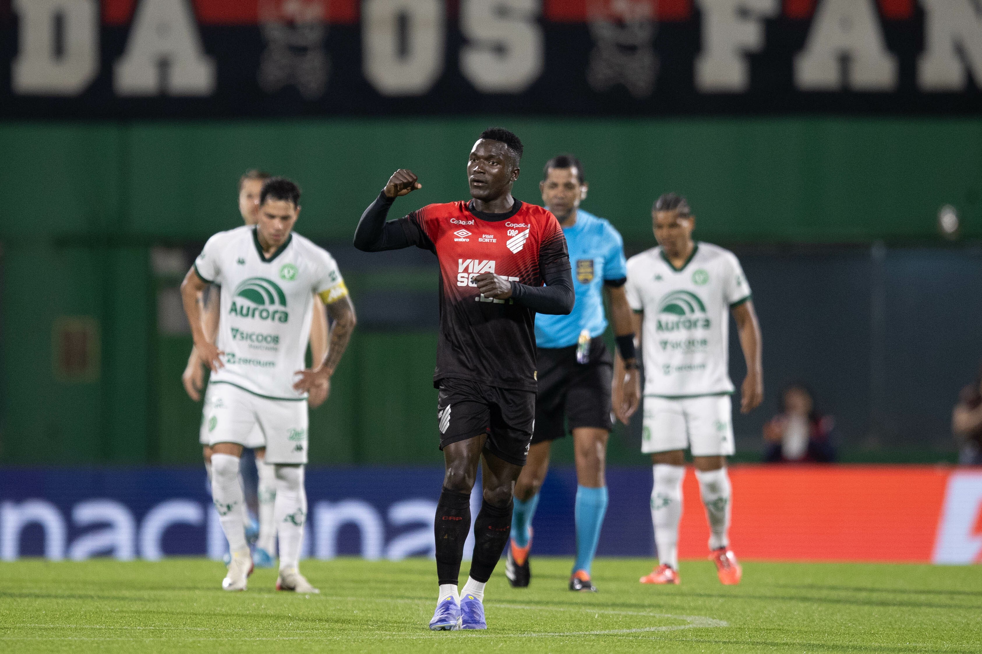 Análise: Athletico quebra tabu histórico em Chapecó e olha de perto para o G4 da Série B