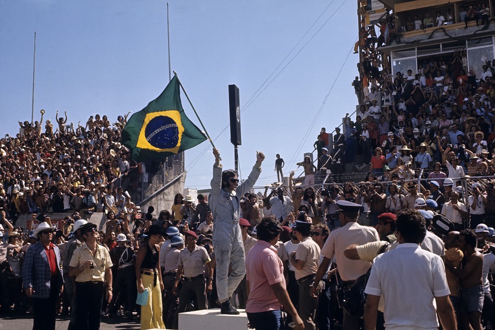 Emerson Fittipaldi comemora a vitória no GP do Brasil de 1973 em Interlagos — Foto: Bernard Cahier/Getty Images