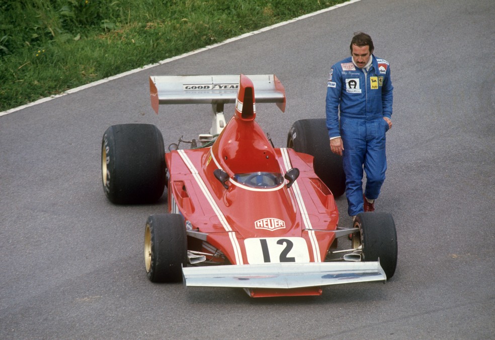 Clay Regazzoni utilizou macacão azul na temporada de 1974 pela Ferrari — Foto: Sergio del Grande/Mondadori via Getty Images