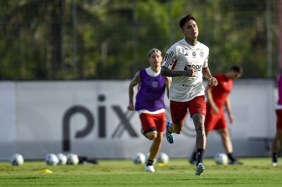 Pulgar em ação no treino do Flamengo no mês de outubro — Foto: Marcelo Cortes / CRF