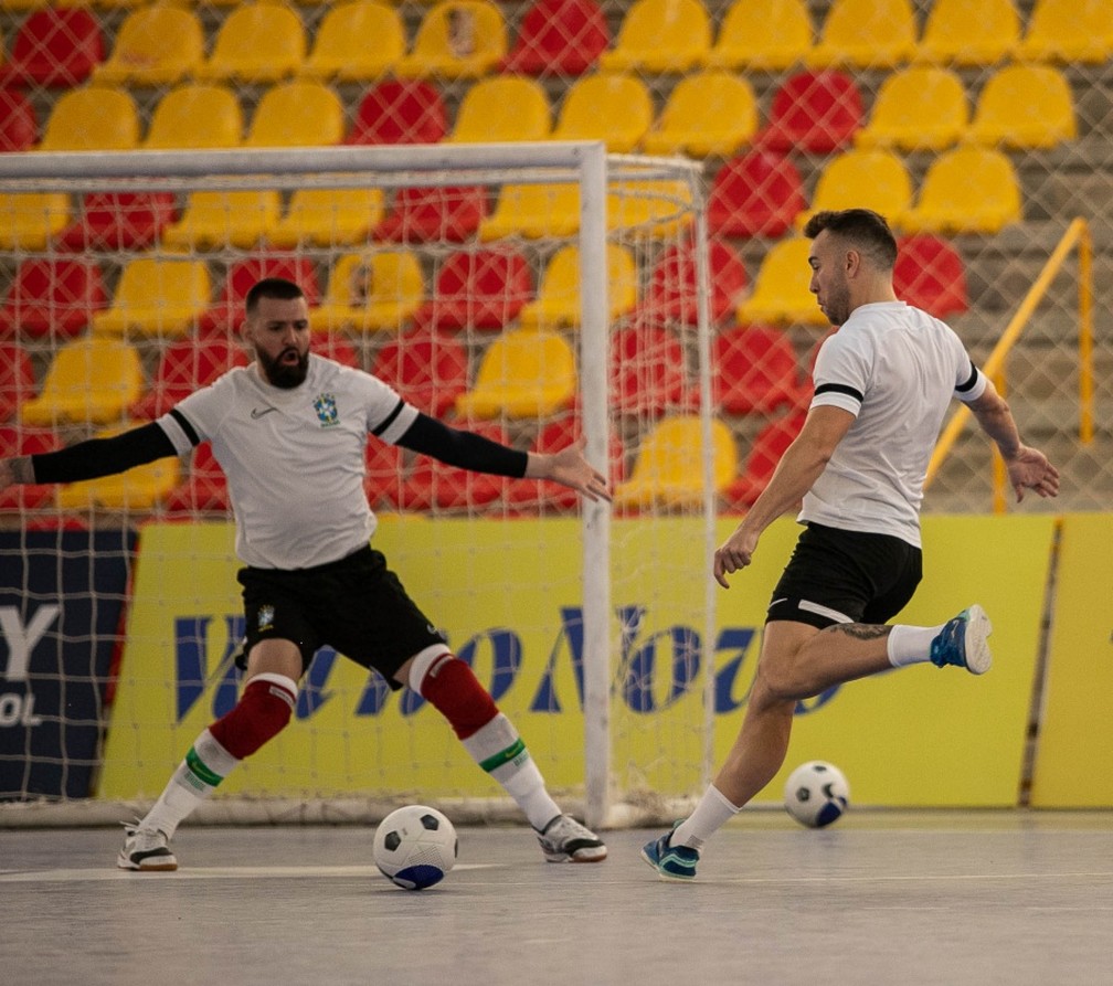 Melhor jogador de futsal do mundo, Ferrão projeta segunda fase da Champions  League, futsal