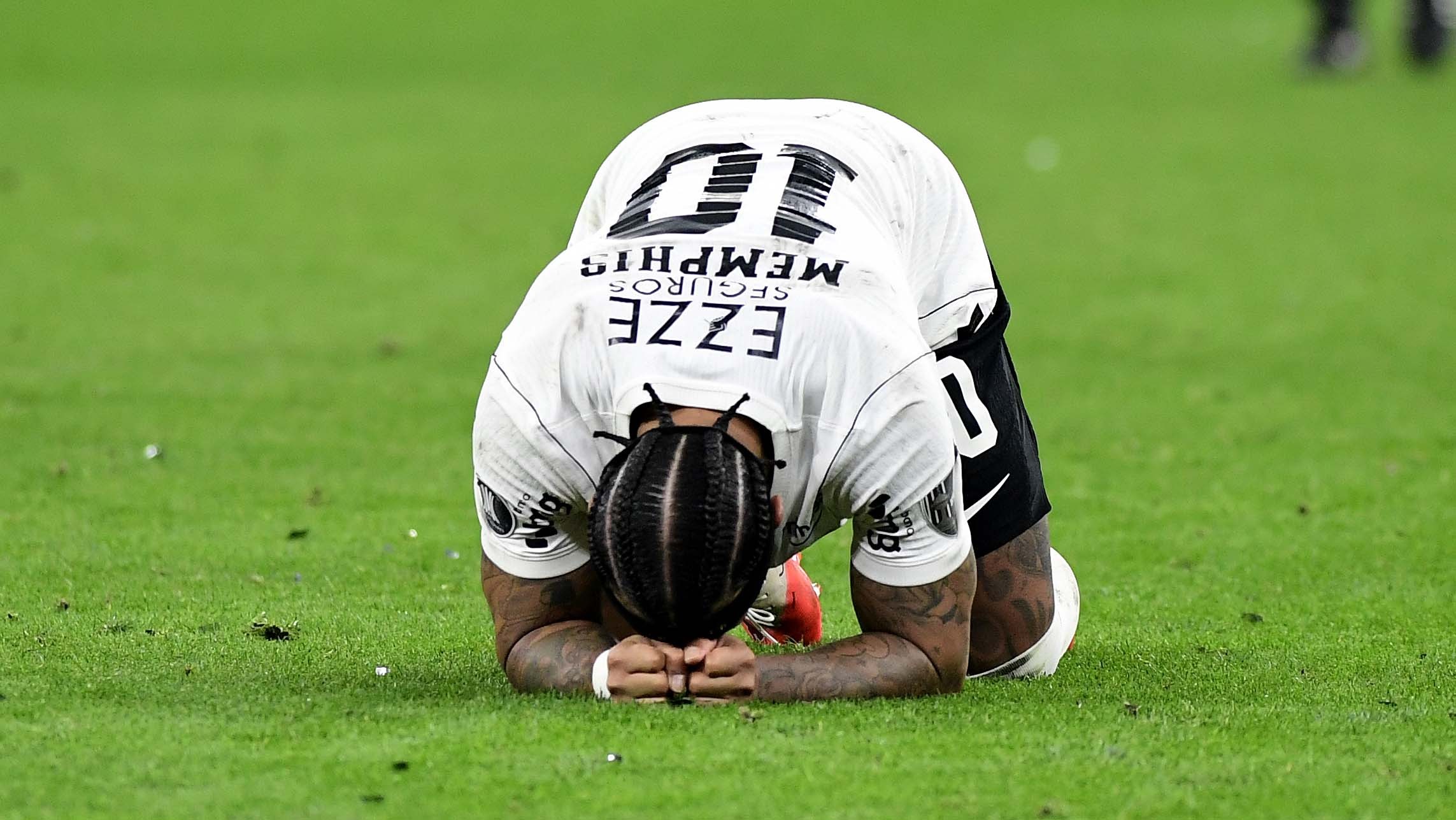 Por outro ângulo: veja pênalti perdido por Memphis e reação da torcida do Corinthians atrás do gol