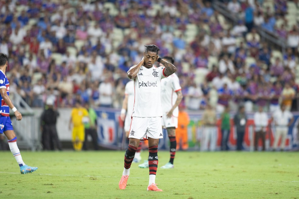 Bruno Henrique lamenta chance perdida em Fortaleza x Flamengo — Foto: Baggio Rodrigues/AGIF