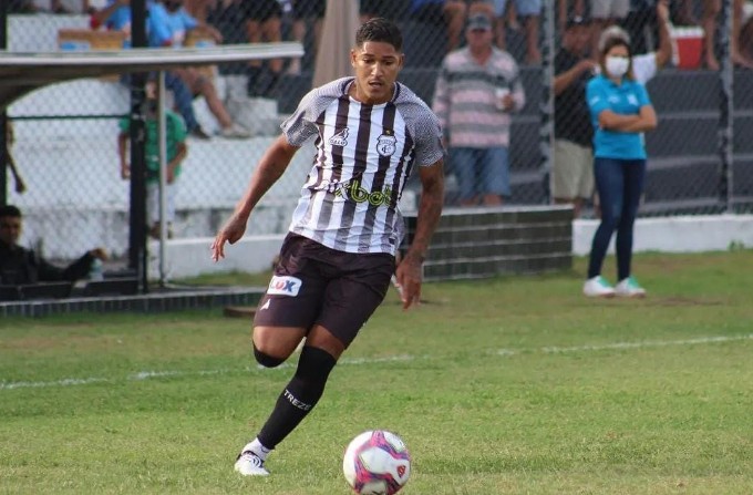 Sousa anuncia Carlinhos, atacante que teve boa passagem pelo Treze em 2022