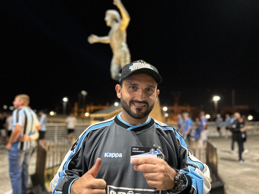 Renato Portalupi, torcedor que carrega o nome do ídolo do Grêmio — Foto: Esther Fischborn/ge