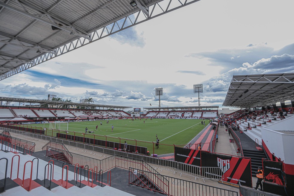 Atlético-GO e Chapecoense se enfrentam no Antônio Accioly — Foto: Bruno Corsino / Atlético-GO