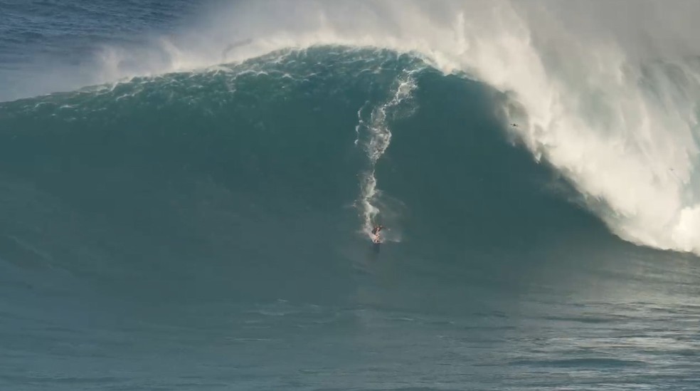 Michelle des Bouillons e Ian Cosenza pegam onda gigante em Jaws — Foto: Reprodução/Pedro Bala
