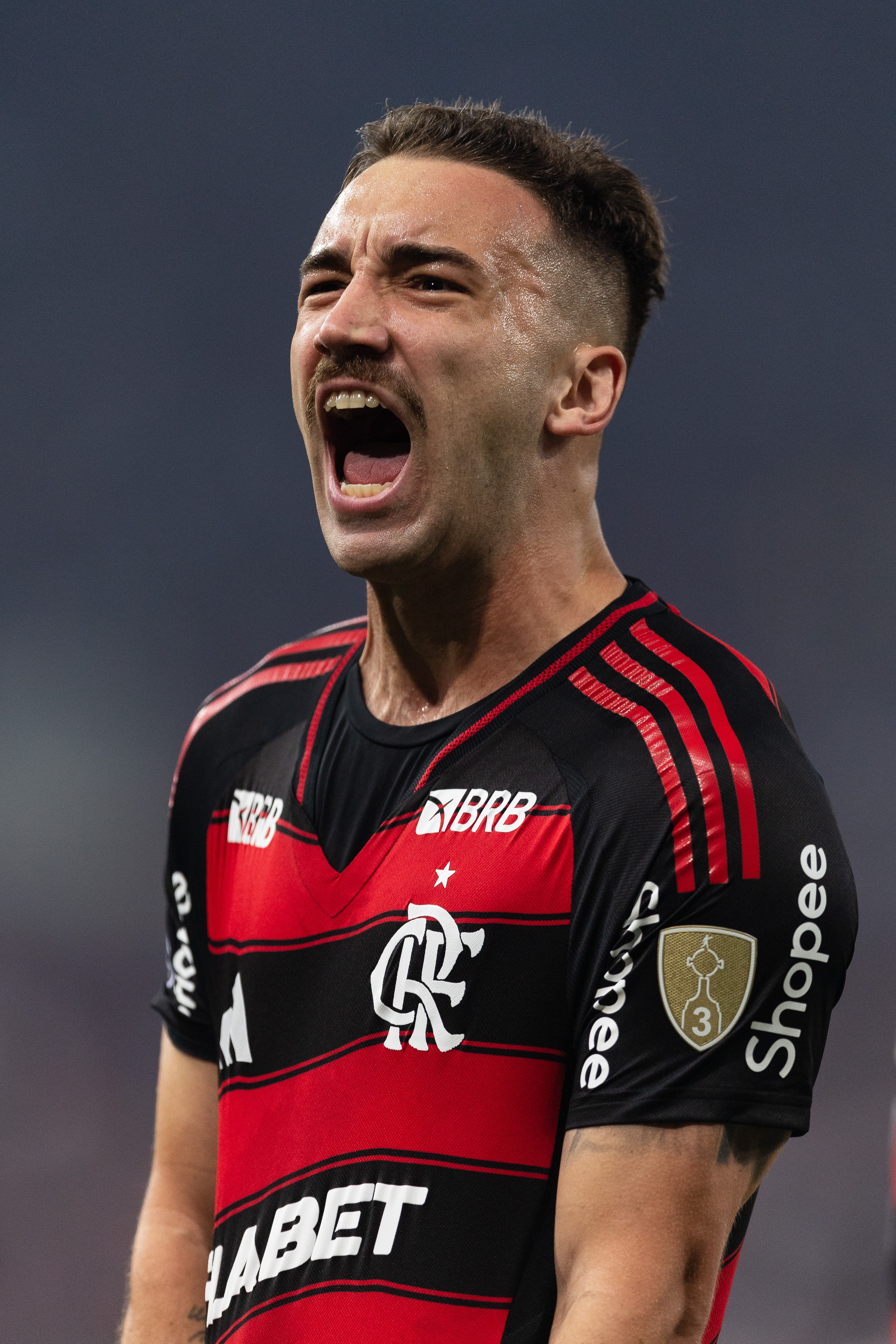 Zagueiro-artilheiro, Léo Ortiz mira recorde no Flamengo e crê que Ancelotti também terá olho para futebol no país