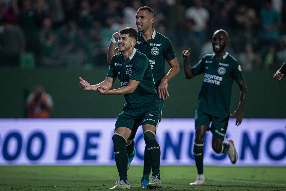 Hugo comemora gol em Goiás x São Paulo, pelo Brasileirão deste ano — Foto: Isabela Azine/AGIF