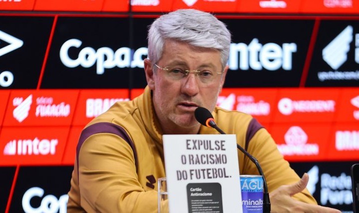 Odair lamenta falhas defensivas do Athletico e admite: 