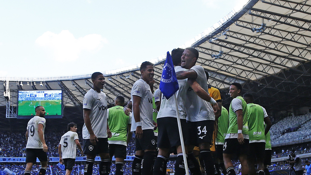Botafogo vence o Cruzeiro em Minas e encosta no G5