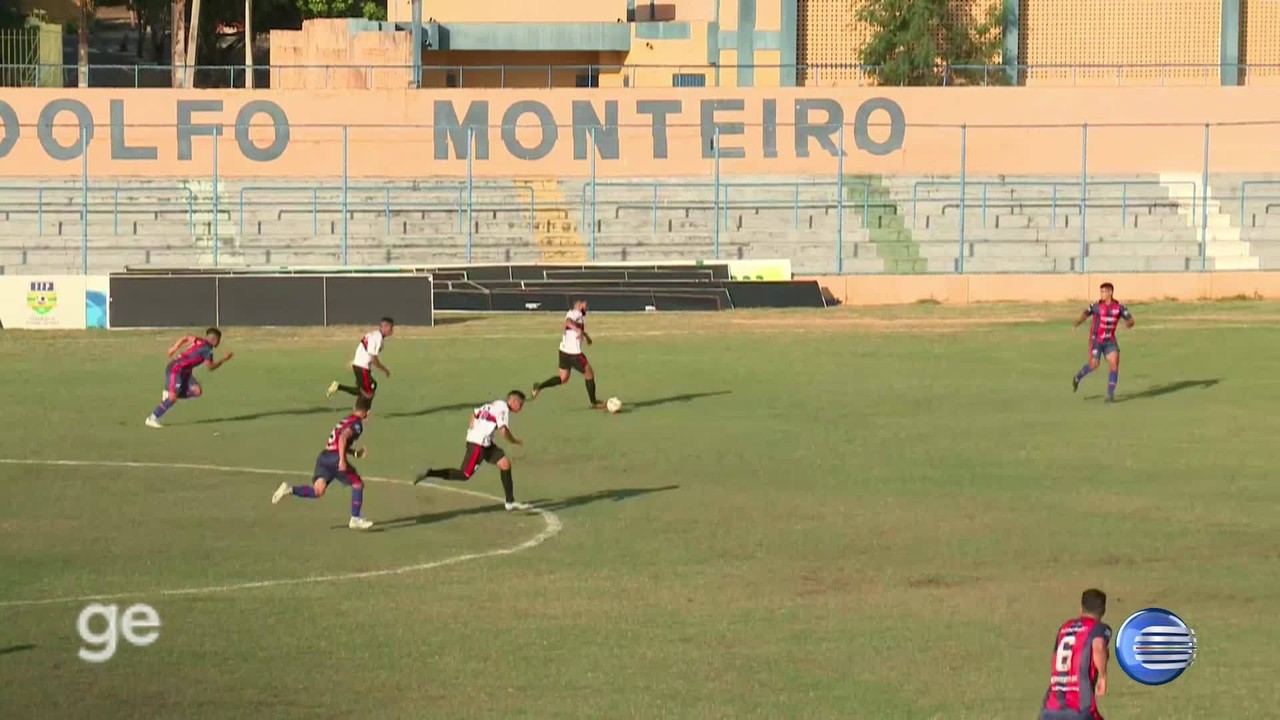 Levi, do Flamengo-PI, disparacomo ganhar dinheiro com palpites de futebolcontra-ataque e finaliza com perigo sobre Piauí