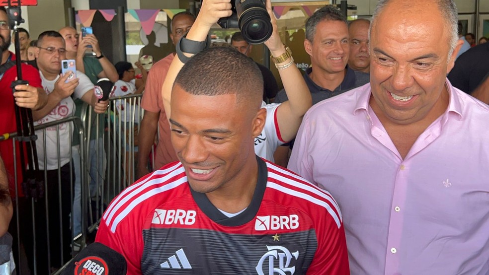 De La Cruz na chegada ao Rio com a camisa do Flamengo — Foto: Letícia Marques