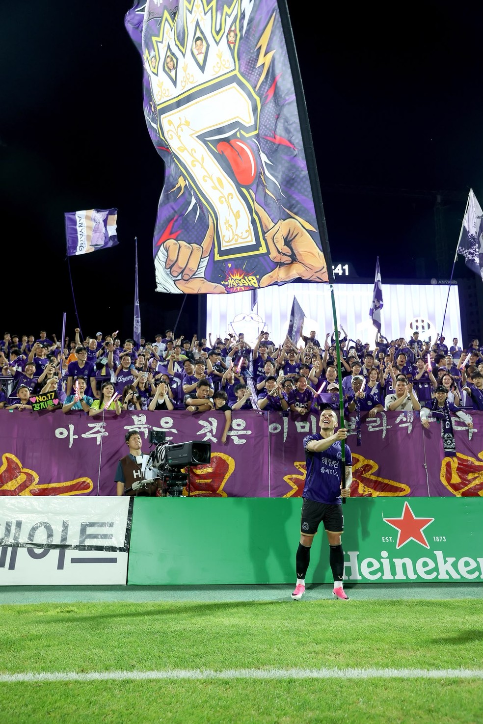 Matheus Oliveira junto da torcida do Anyang, da Coreia do Sul — Foto: Divulgação/Anyang