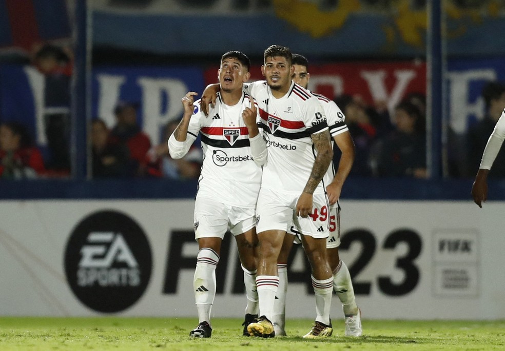 Erison comemora o gol anotado contra o Tigre, na Argentina — Foto: REUTERS/Agustin Marcarian