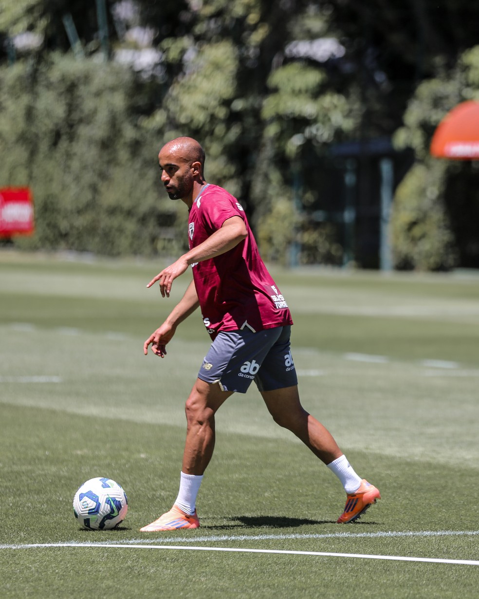 Lucas em treino do CT da Barra Funda