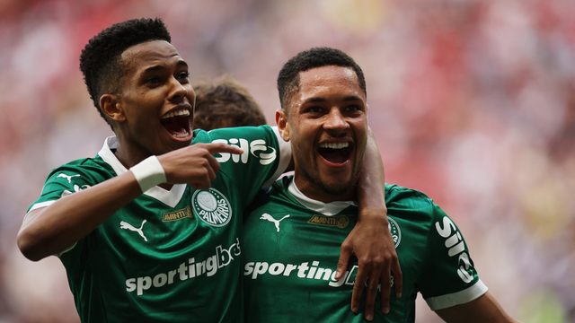 Vitor Roque comemora com Estêvão seu gol pelo Palmeiras contra o Vasco Campeonato Brasileiro 2025