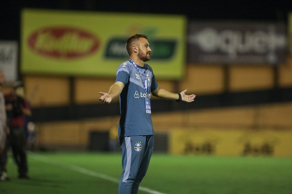 Yura Tittow comandava o sub-20 feminino do Grêmio — Foto: Morgana Schuh/Divulgação Grêmio
