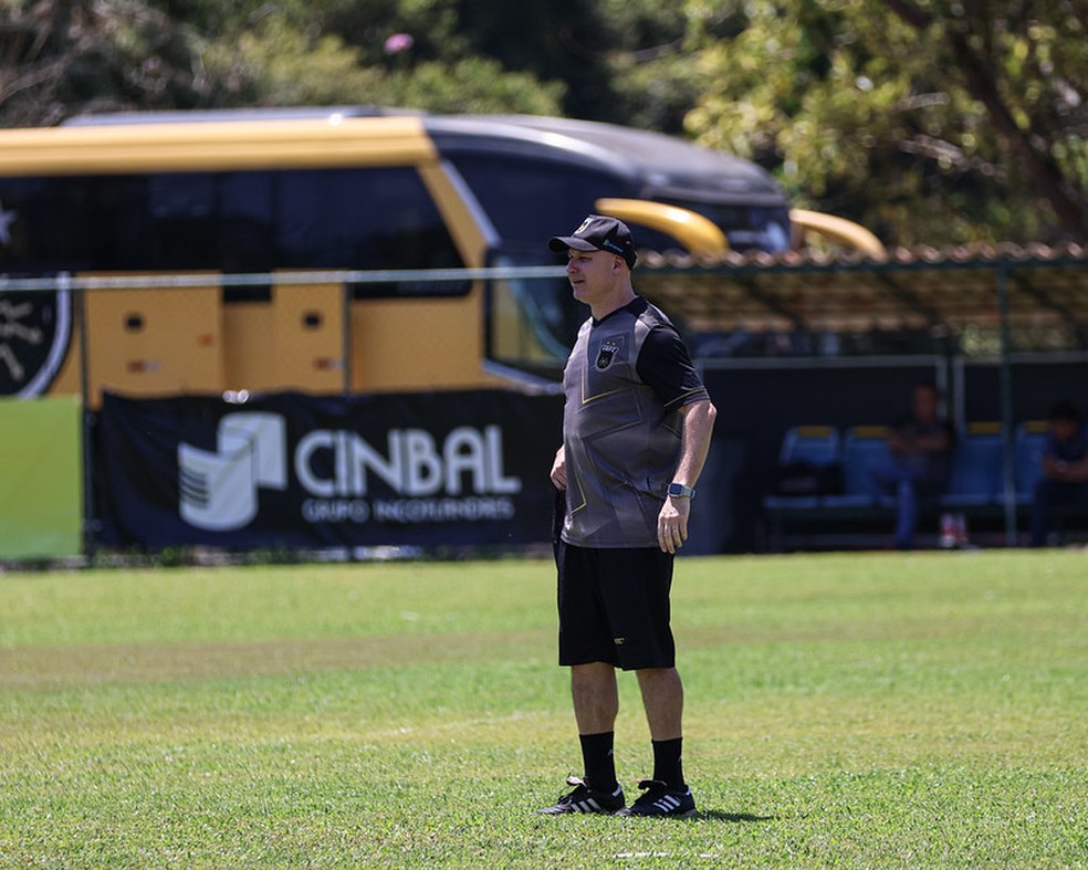 Rogério Corrêa comandando treino do Volta Redonda no CT João Havelange.