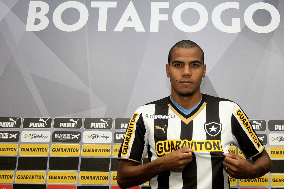 Regis apresentado no Botafogo — Foto: Vitor Silva / SSPress